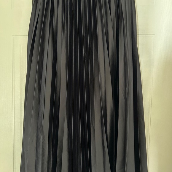 NEW pleated skirt. - Picture 2 of 2